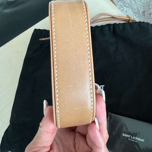 SAINT LAURENT
Smooth Calfskin Le 5 A 7 Vertical
Hobo 
crossbody Tan / Gold - Picture 6 of 16